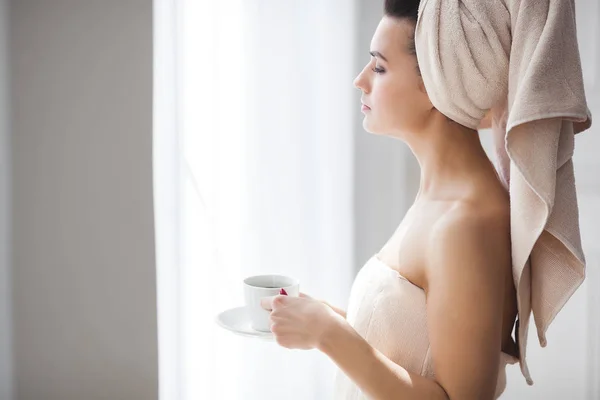 Hermosa Mujer Toalla Después Bañarse Tomando Café Mañana — Foto de Stock