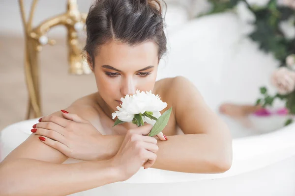 Mooie Jonge Vrouw Nemen Bad Met Bloemen Melk — Stockfoto