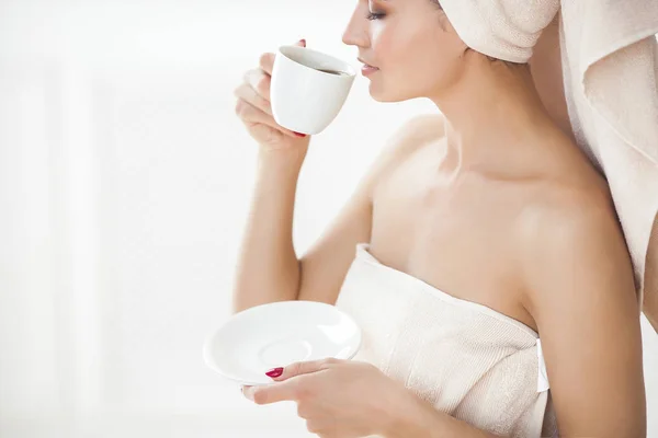 Hermosa Mujer Toalla Después Bañarse Tomando Café Mañana — Foto de Stock