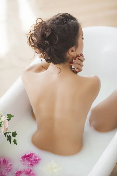 Joven Hermosa Mujer Tomando Baño Con Flores Leche —  Fotos de Stock