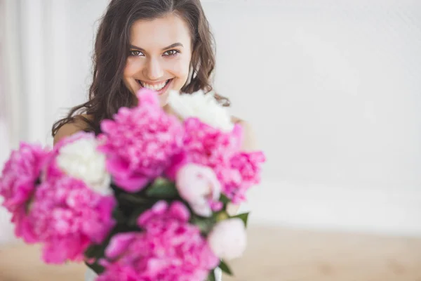 Wanita Muda Menarik Dengan Bunga Peoni Merah Muda Dan Putih — Stok Foto