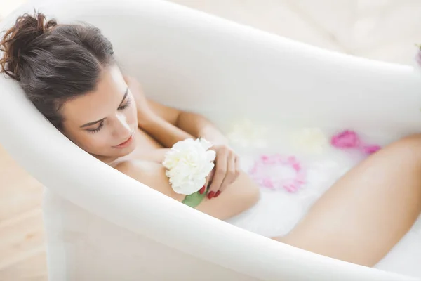 Joven Hermosa Mujer Tomando Baño Con Flores Leche — Foto de Stock