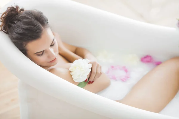 Mooie Jonge Vrouw Nemen Bad Met Bloemen Melk — Stockfoto