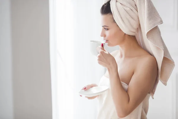 美丽的妇女在毛巾沐浴后喝了早晨的咖啡 — 图库照片