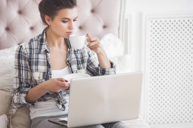 Genç çekici kadın çalışma evde laptop