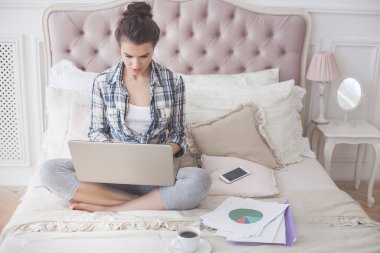 Genç çekici kadın çalışma evde laptop