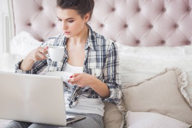 Genç çekici kadın çalışma evde laptop