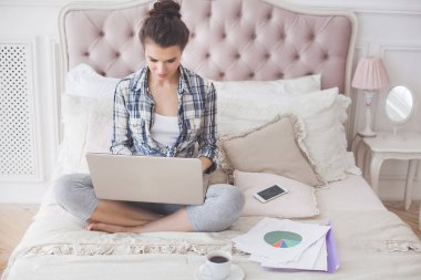 Genç çekici kadın çalışma evde laptop