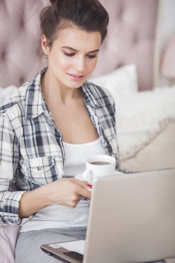 Genç çekici kadın çalışma evde laptop