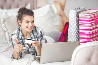 Evde alışveriş online yapmak çok güzel bir genç kadın