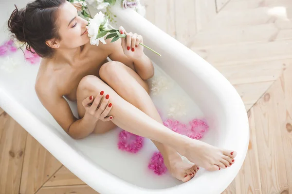 Jovem Mulher Bonita Tomando Banho Com Flores Leite — Fotografia de Stock