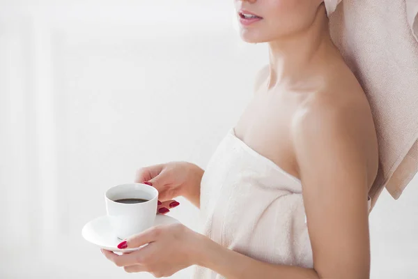 Mulher Bonita Toalha Depois Tomar Banho Bebendo Café Manhã — Fotografia de Stock