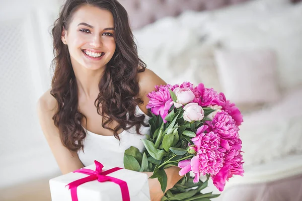 Mulher Muito Bonita Com Flores Presente Dentro Casa — Fotografia de Stock
