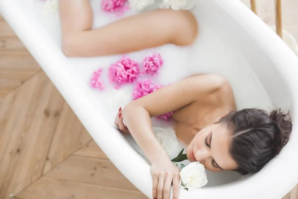 Genç Güzel Kadın Alarak Banyo Çiçek Süt Ile — Stok fotoğraf