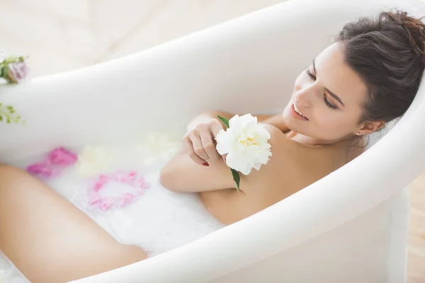 Jovem Mulher Bonita Tomando Banho Com Flores Leite — Fotografia de Stock