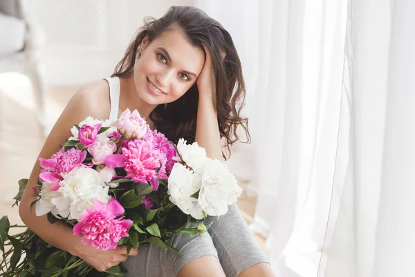 Jeune Femme Séduisante Avec Des Fleurs Pivoines Roses Blanches — Photo