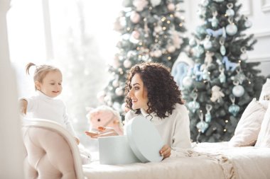 Güzel genç anne Noel tatili kutluyor şirin küçük kızıyla birlikte