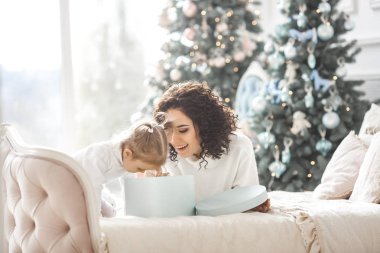 Güzel genç anne Noel tatili kutluyor şirin küçük kızıyla birlikte