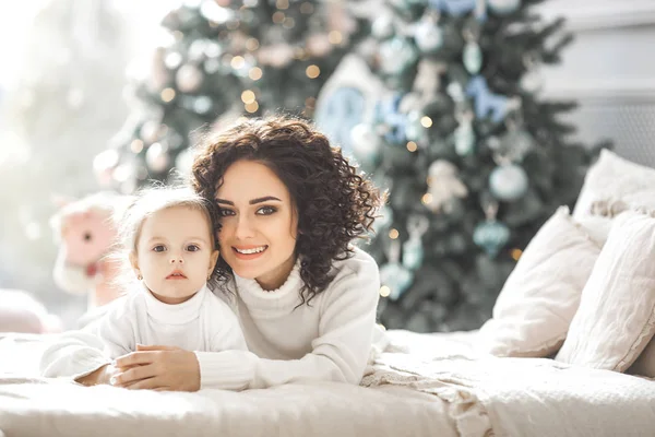 Νεαρή Μητέρα Και Κόρη Διασκέδαση Κοντά Χριστουγεννιάτικο Δέντρο Εσωτερικούς Χώρους — Φωτογραφία Αρχείου