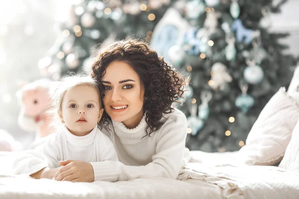 Joven Madre Hija Divierten Cerca Del Árbol Navidad Interior — Foto de Stock