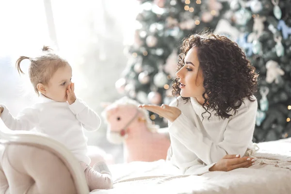 Jovem Mãe Sua Filha Divertindo Perto Árvore Natal Dentro Casa — Fotografia de Stock