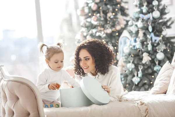 Bela Jovem Mãe Com Sua Filhinha Fofa Celebrando Feriados Natal — Fotografia de Stock