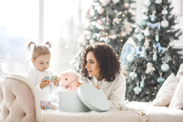 Bela Jovem Mãe Com Sua Filhinha Fofa Celebrando Feriados Natal — Fotografia de Stock