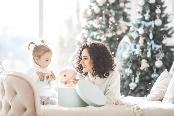 Bela Jovem Mãe Com Sua Filhinha Fofa Celebrando Feriados Natal — Fotografia de Stock