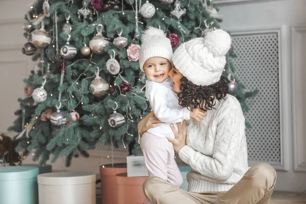 Νεαρή Μητέρα Και Κόρη Διασκέδαση Κοντά Χριστουγεννιάτικο Δέντρο Εσωτερικούς Χώρους — Φωτογραφία Αρχείου