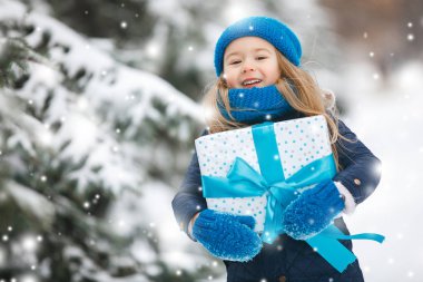 Noel hediyesi açık havada çok güzel çocuk