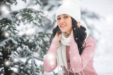 Kış zamanında genç güzel kadın portresi