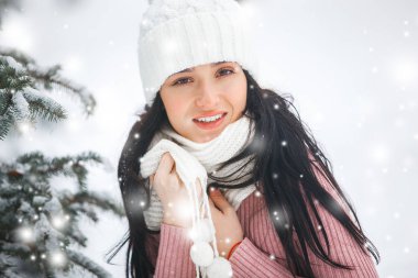 Kış zamanında genç güzel kadın portresi