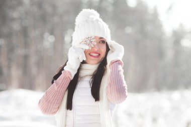 Kış ahşap genç güzel kadın portresi kapatın. Çekici Bayan kameraya gülümseyen