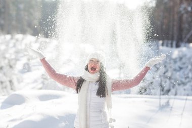 Karlı kış arka planda duygusal Bayan