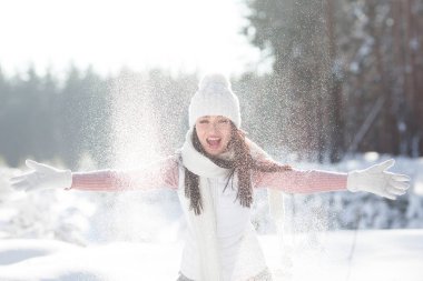 Karlı kış arka planda duygusal Bayan