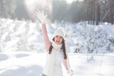 Karlı kış arka planda duygusal Bayan