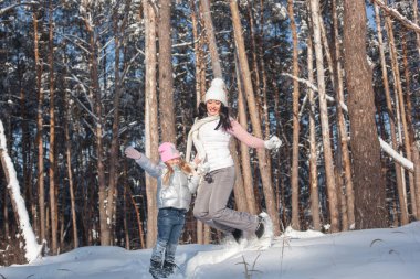 Genç Anne ve kızı karda eğleniyor