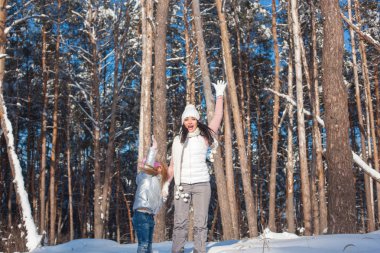 Genç Anne ve kızı karda eğleniyor