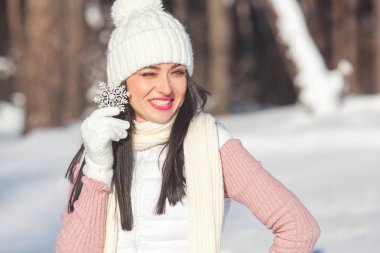 Kar tanesi kış arka planda olan neşeli kadın portresi