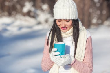 Kış döneminde açık havada kahve içme genç çekici kadın