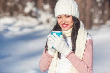 Kış döneminde açık havada kahve içme genç çekici kadın