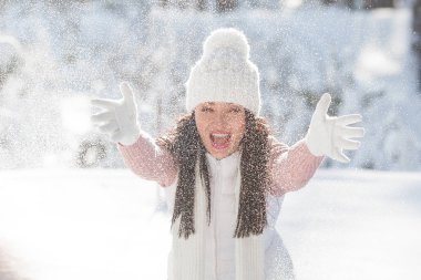 Kışın açık havada neşeli genç kadın