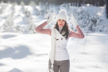 Kışın açık havada neşeli genç kadın