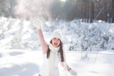 Kışın açık havada neşeli genç kadın