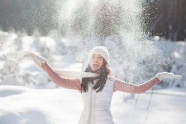 Kışın açık havada neşeli genç kadın