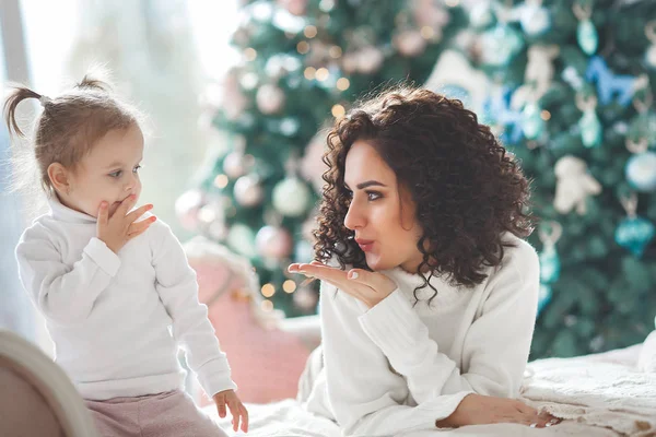 Mooie Jonge Moeder Met Haar Schattig Dochtertje Kerstvakantie Vieren Gelukkige — Stockfoto