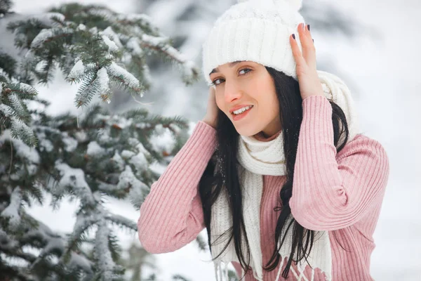Pretty Cheerful Young Woman Outdoors Young Beautiful Girl Winter Wood — Stock Photo, Image