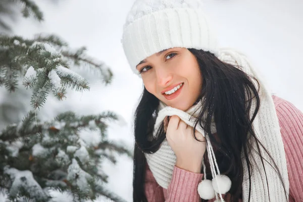 Pretty Cheerful Young Woman Outdoors Young Beautiful Girl Winter Wood — Stock Photo, Image