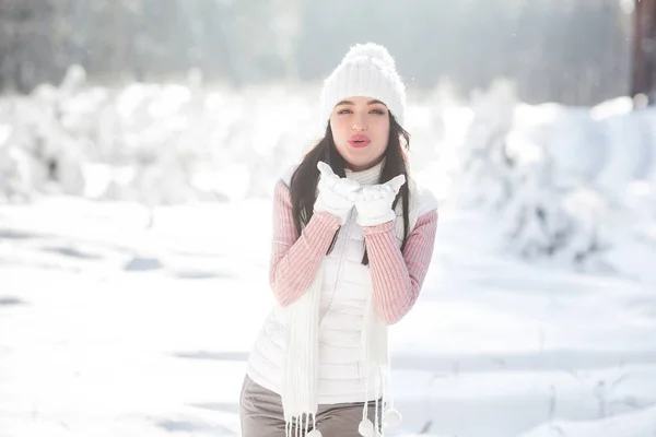 Закрыть Портрет Молодой Красивой Женщины Зимнем Лесу Привлекательная Леди Улыбается — стоковое фото