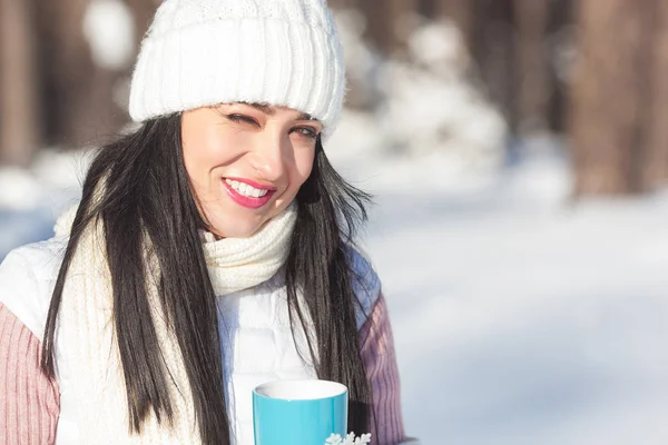 Bu güzel hanımla kış zaman açık havada kahve fincanı